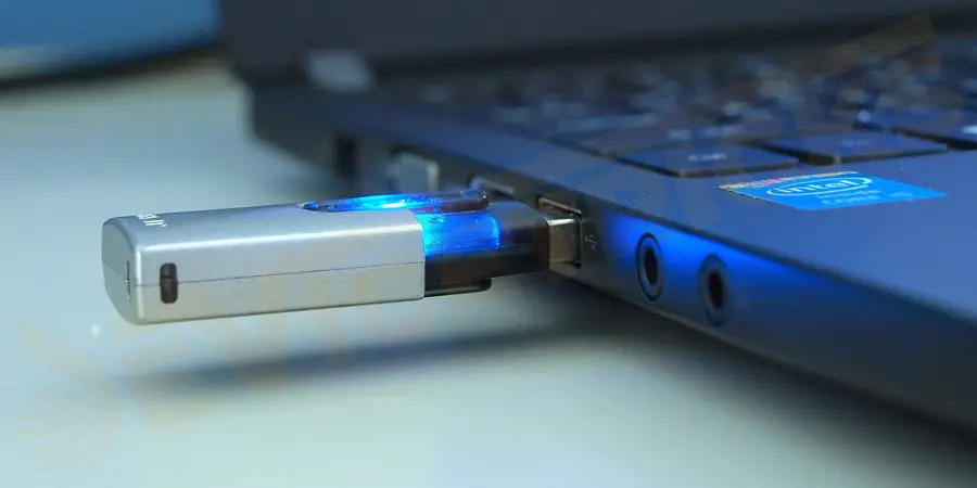 Initially, connect your SD card or USB drive, which contains your password reset disk connect to your PC.
